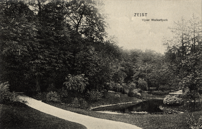 16227 Gezicht in het Walkartpark met vijver en gemengde bomen en struiken te Zeist uit het noordoosten.